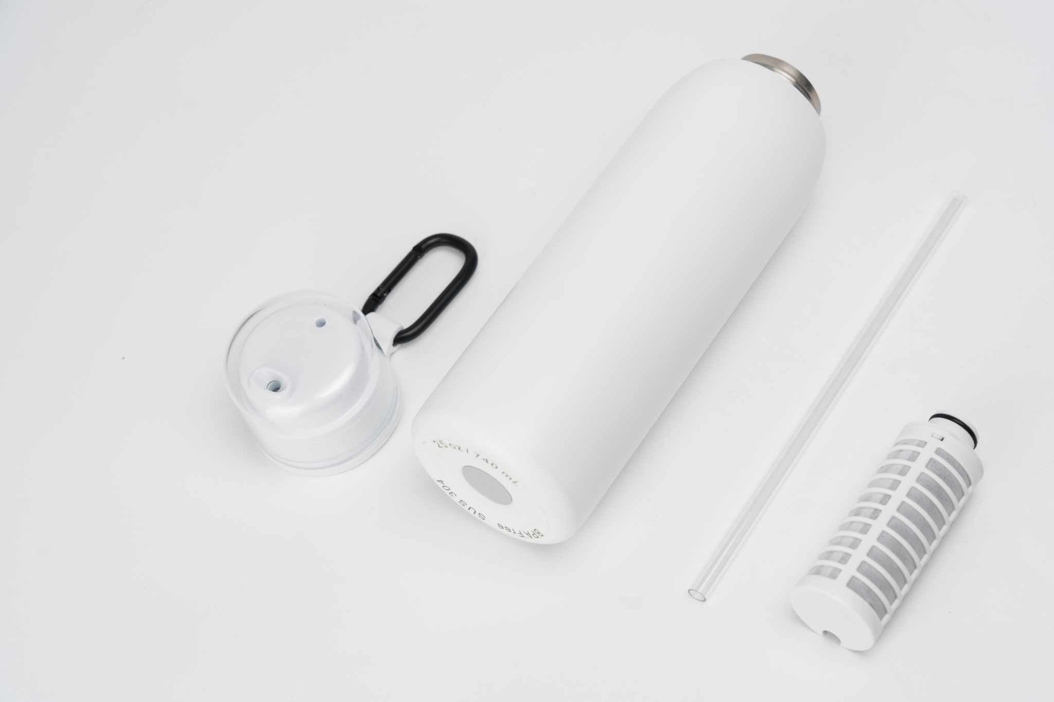 Load video: In this video we show you how to use our premium bottle. For first use, follow the instructions on the packaging. Let it stand for 10 minutes in water. Then empty the bottle of water and then Is the filter activated and ready for use